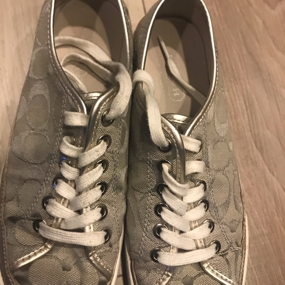 Coach - Picture 3 of 6